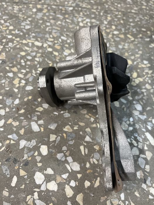 Помпа VW  T3, Passat B3...