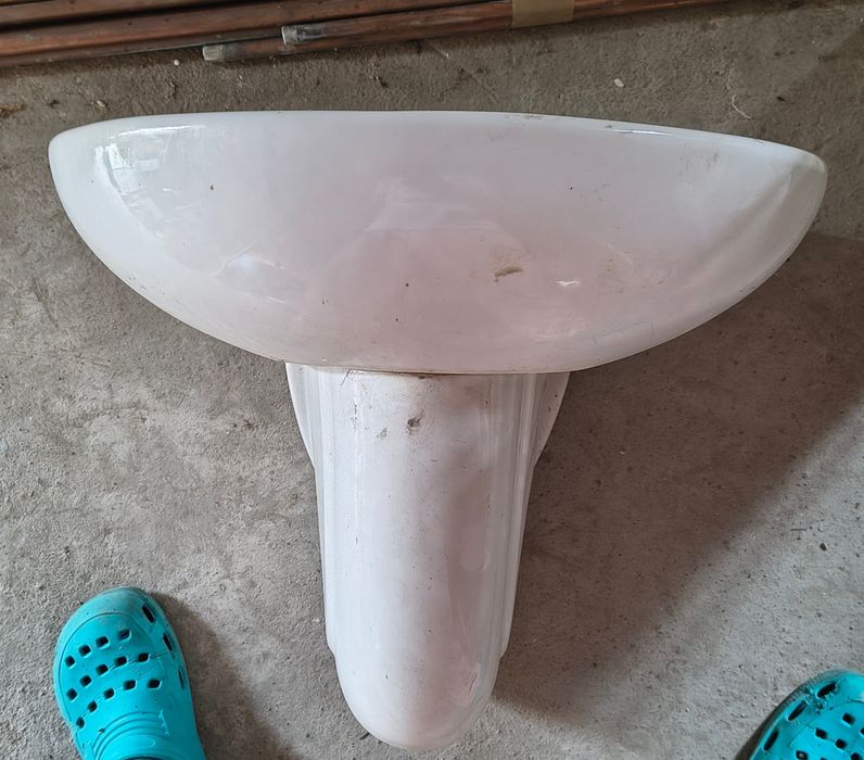Zlew ceramiczny łazienkowy podwieszany