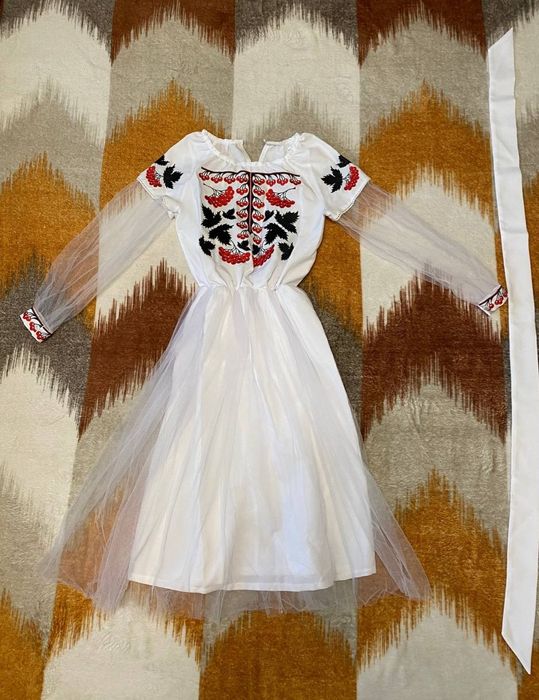 НОВЕ дитяче вишите плаття, зріст 152 см