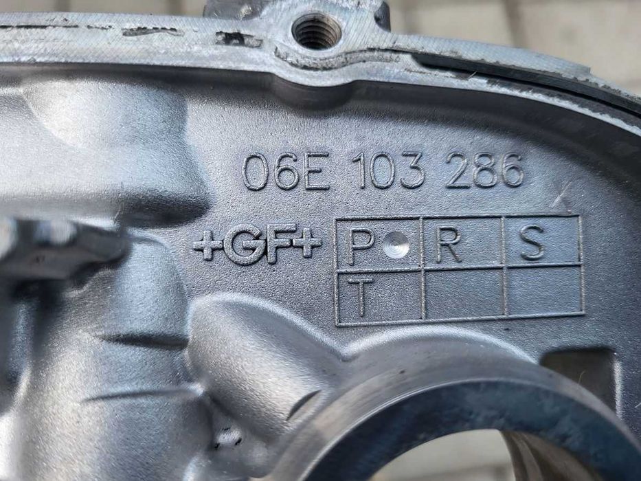 AUDI A4 B8 , A5 8T 3,2 FSI pokrywa wałków rozrządu - prawa .