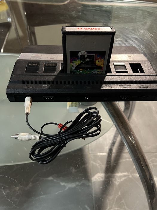 Atari 2600 sem cabos sem comando com jogo raro