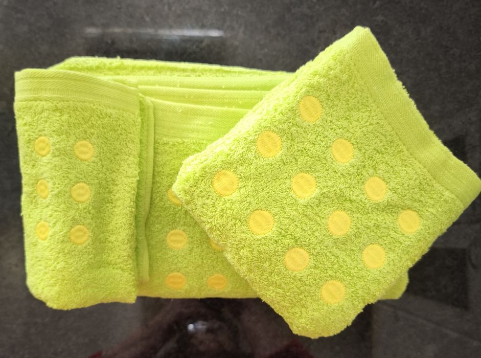 2 jogos individuais de toalhas  de 3 peças cada..