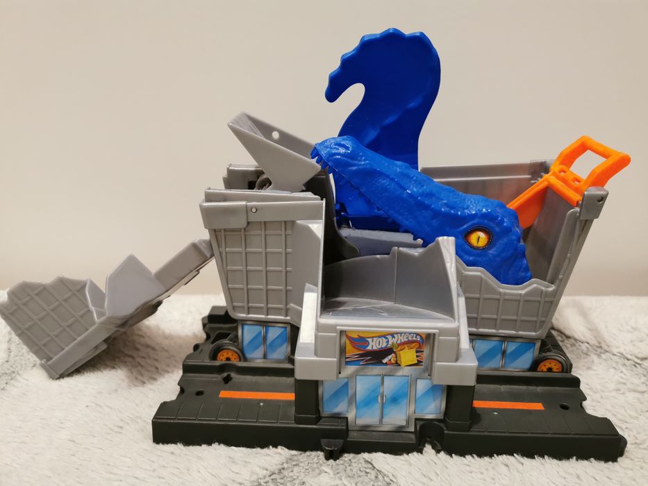 Tor Hot Wheels atak T-Rexa