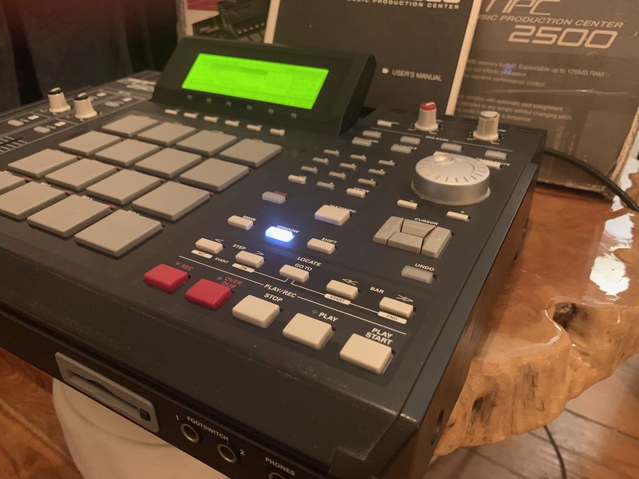 Akai mpc 2500 na caixa original ram max e HD interno