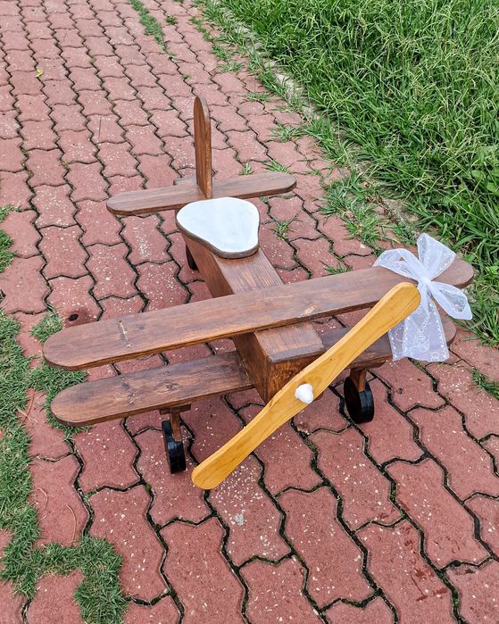 Avião feito em madeira com 70 cm de comprimento