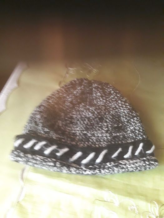 czapka zimowa w kolorze czarno-białym