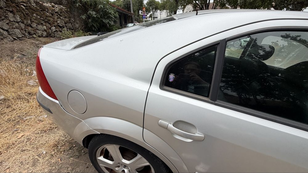 Ford Mondeo 2003 (2.0 tdci) – Ideal para Reparo ou para Peças (4 Pneus Novos)