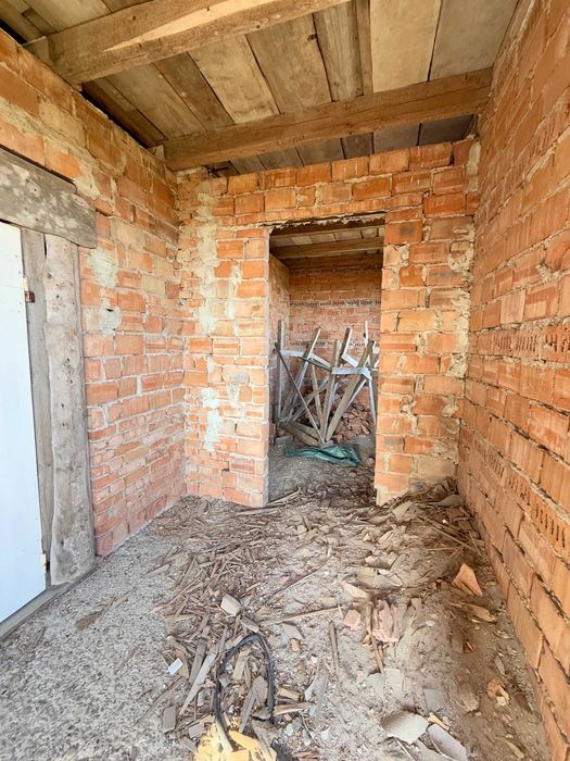 Продаж земельної ділянки з незавершеним будинком у с. Грушів