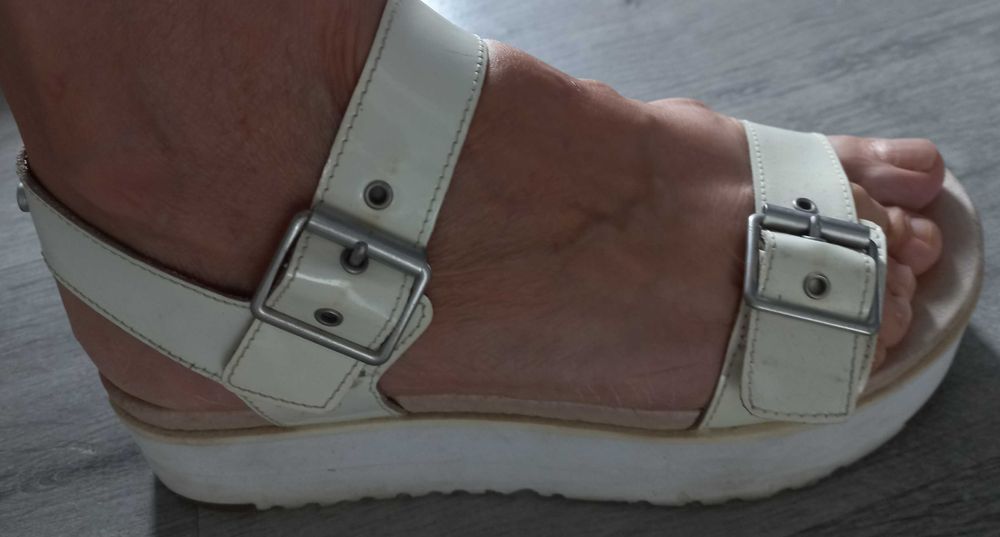 Sandálias UGG originais com pouco uso