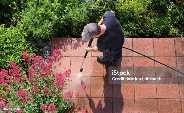 Serviço de limpeza profunda recorrendo a água pressurizada