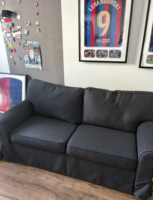 Szara kanapa dwuosobowa rozkładana z Ikea