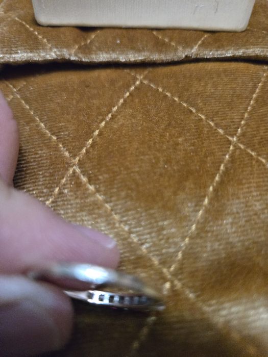 Anel de ouro branco com rubis e brilhantes