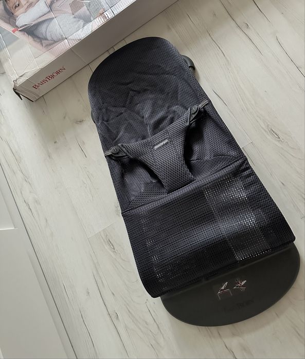 Bujak babybjörn antracytowy Mesh + zabawka