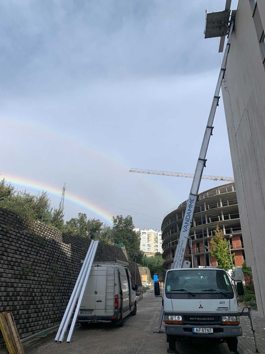 Elevador exterior (grua)plataforma. liftservice . Mudanças, obras,.