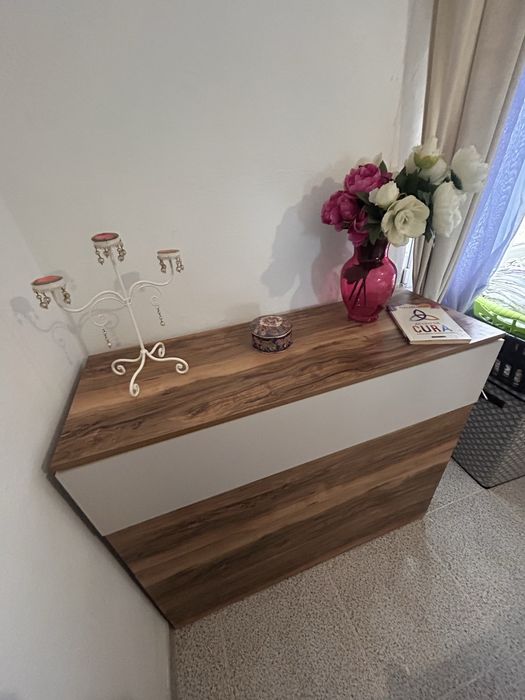 Quarto casal com mesas de cabeceiras e cómoda.