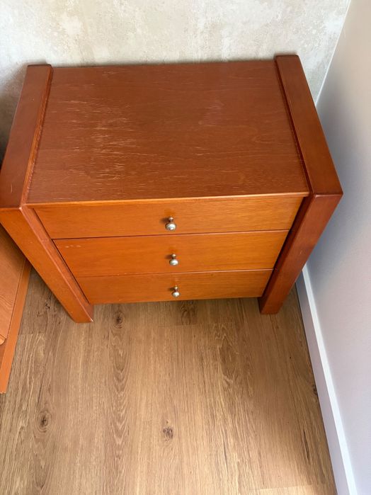 Mesa de cabeceira em cerejeira