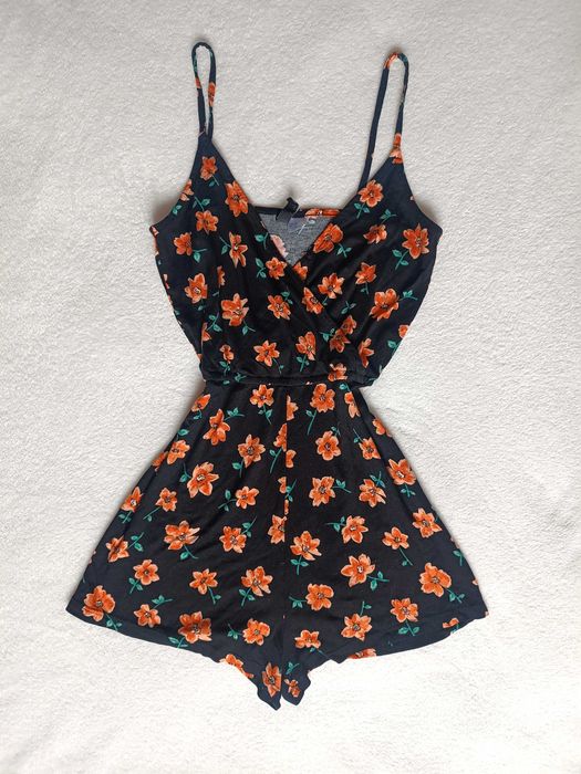 Krótki kombinezon na ramiączkach H&M czarny w pomarańczowe kwiaty