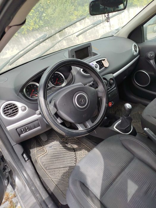 Renault Clio 2010 1.2 Gasolina para peças, abate ou para ser reparada a junta e radiador – 500€ negociáveis | Viseu