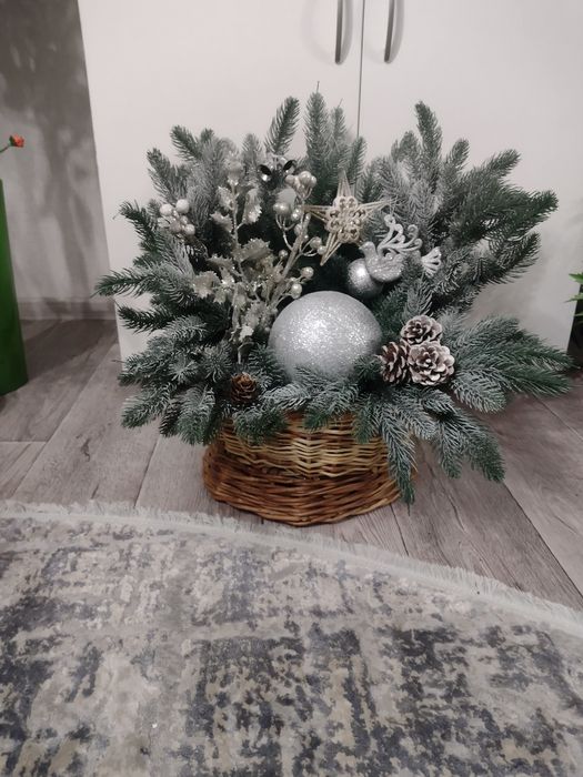 Новорічна композиція в плетеному кошику