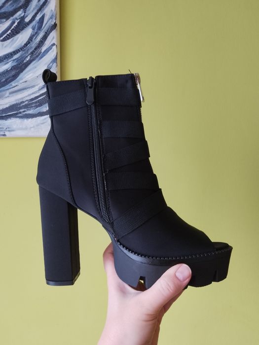 Okazja Buty na słupku obcasie Bestelle