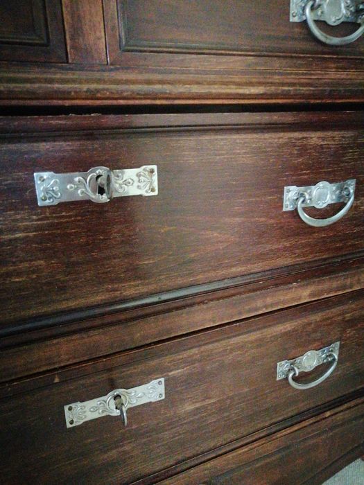 Cómoda antiga. De qualidade.