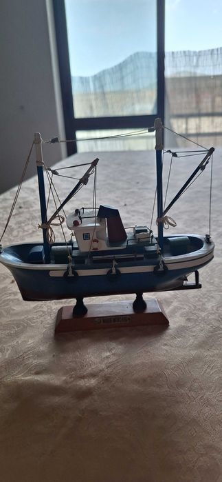 Miniatura de embarcação com temática náutica,