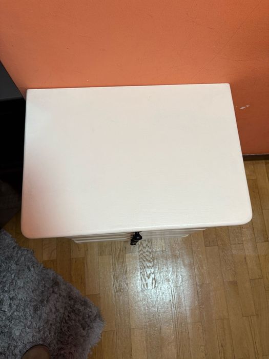 Cómoda e mesinhas de cabeceira brancas