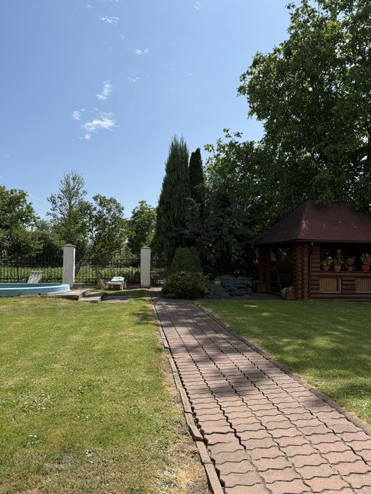 Продається будинок з басейном і сауною