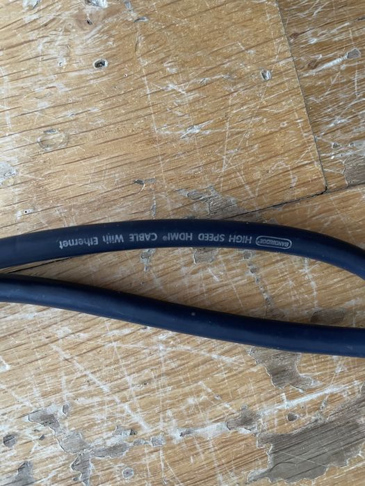 Cabo HDMI com conectores dourados