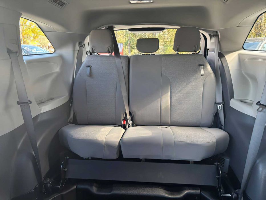 Toyota Sienna LE 8-Passenger      2024