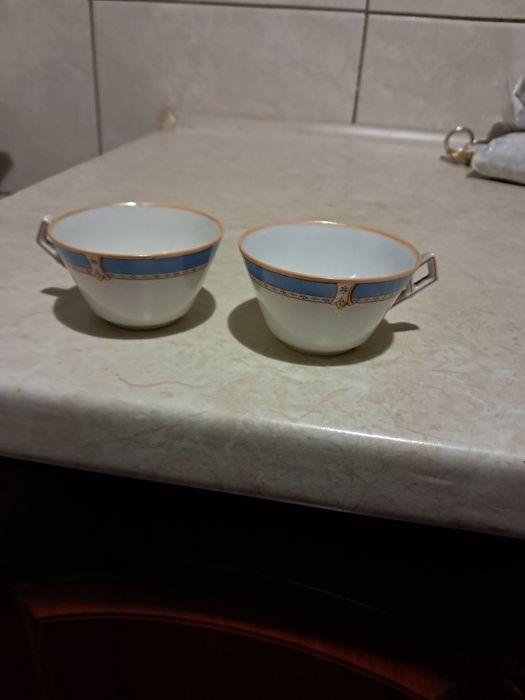 2. Filizanki. Bez. Spodkow