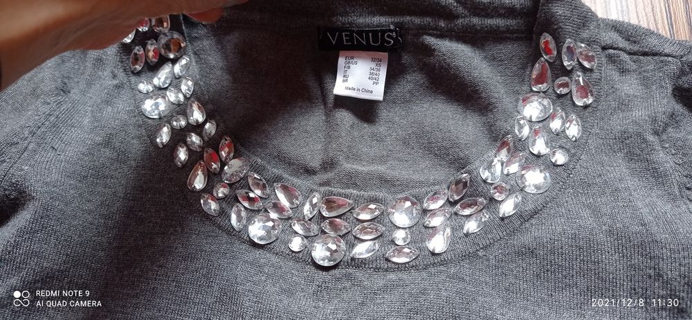 Dłuższy sweterek z ozdobami