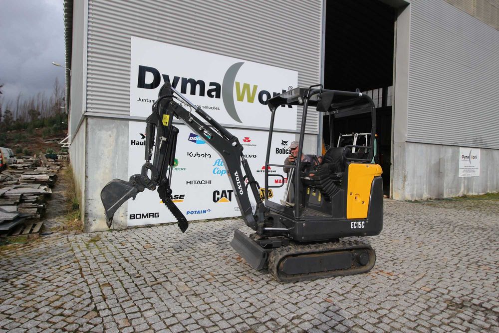 Minigiratória de Rastos com Garra Volvo EC15
