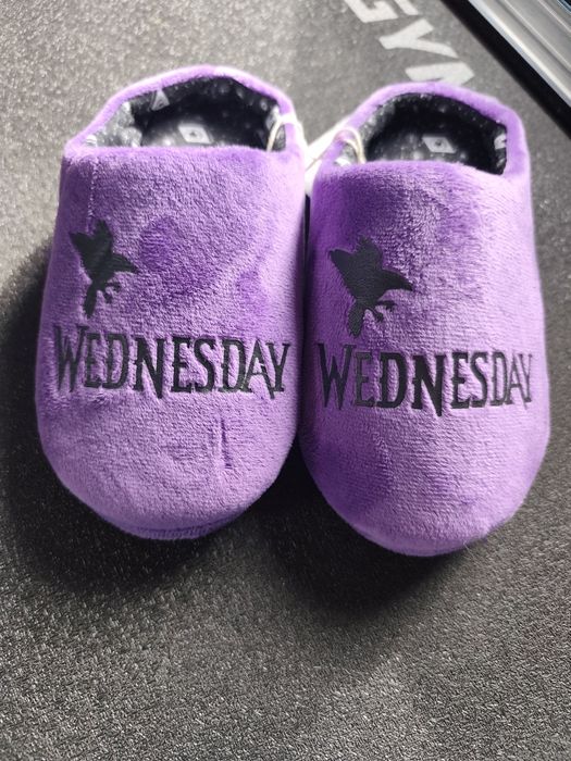 Kapcie dziecięce Wednesday 
Nowe , metka pap