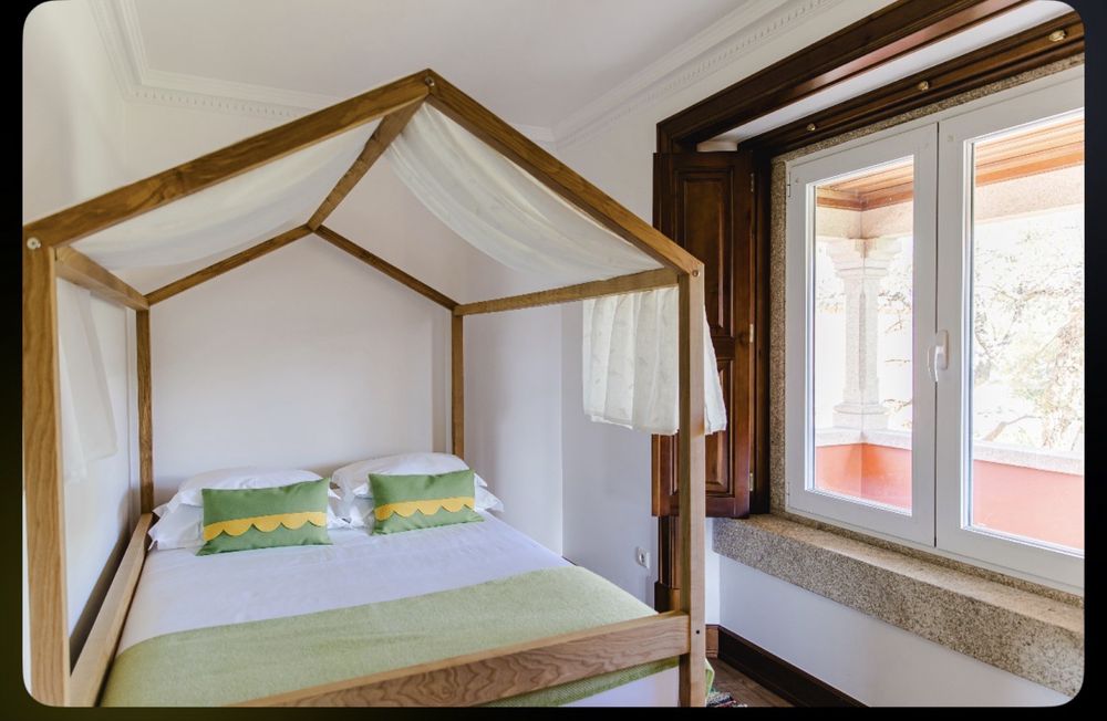 Cama de casal 1,40 × 2,00 m em madeira estilo casinha/dossel + colchão e estrado