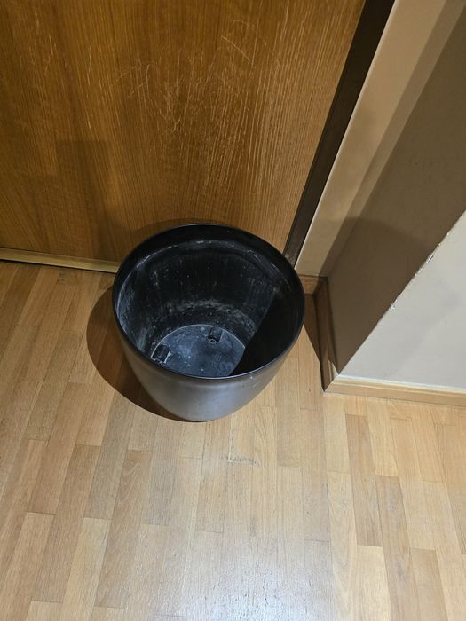 Vaso preto para plantas grandes