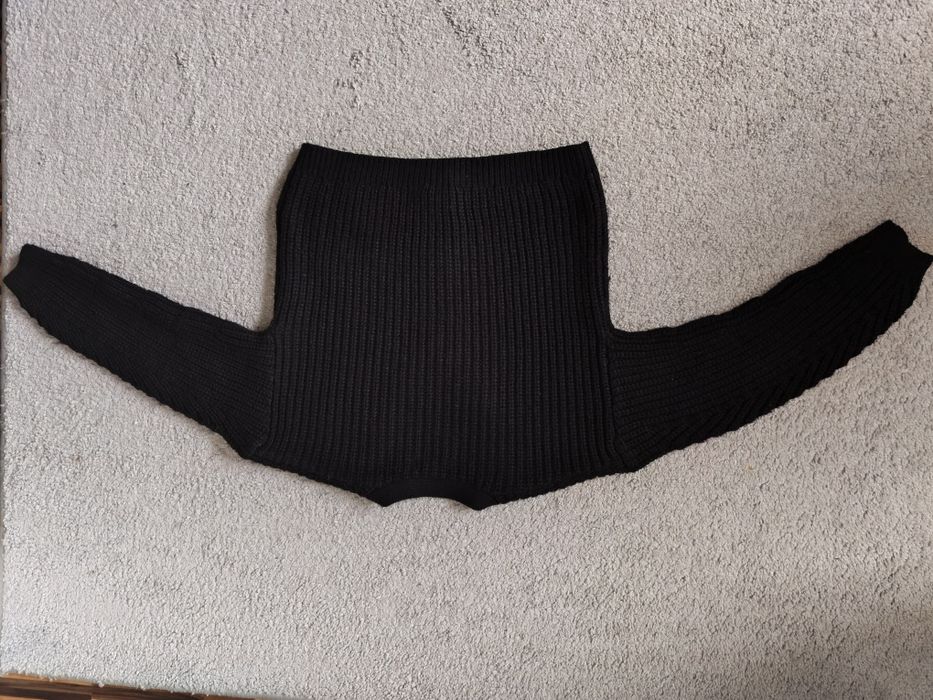 Sweterki r. 146, ecru i czarny