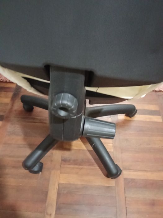 Комп'ютерне крісло без підлокотників  (не відправляю)