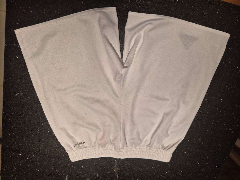 Białe krótkie spodenki Adidas 152 szorty