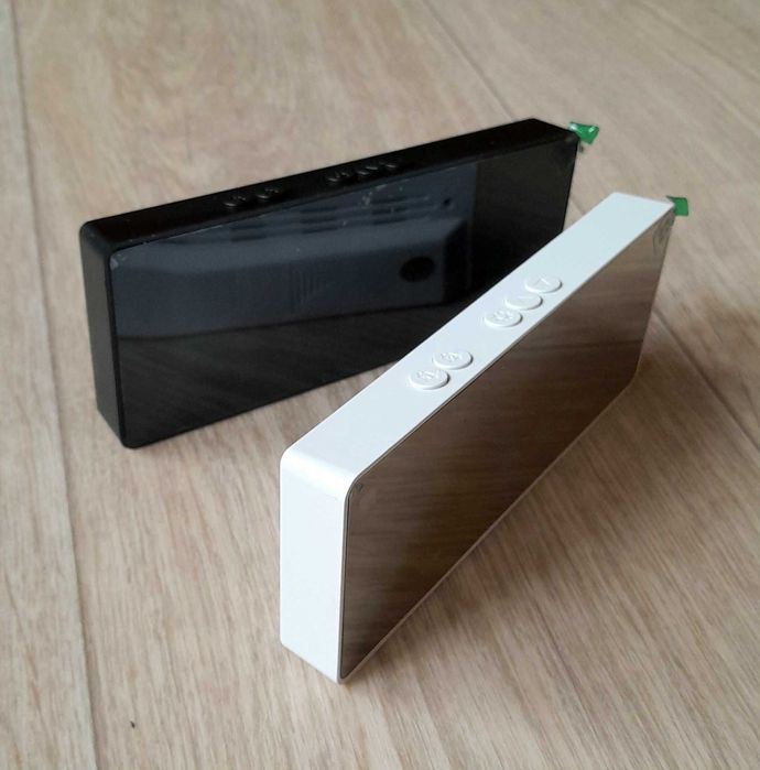 Годинник дзеркальний настільний електронний. Часы настольные цифровые.