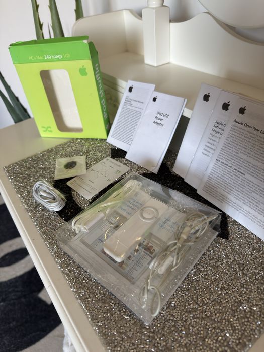 Apple IPod Shuffle  1GB