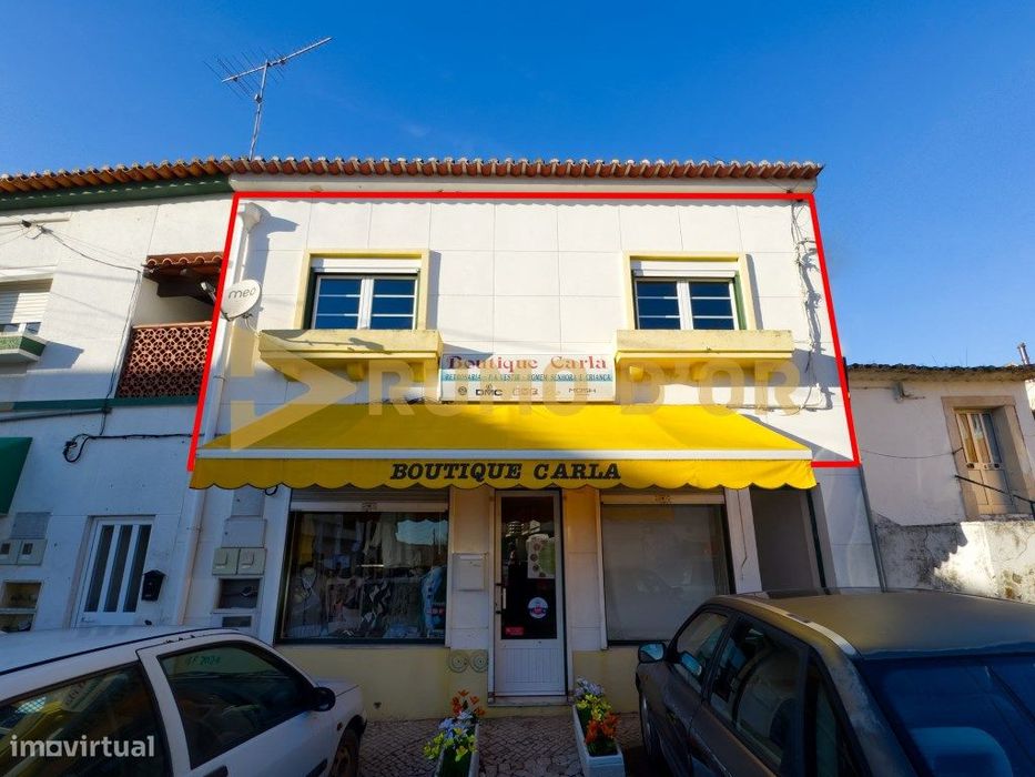 Andar de Moradia T2 com Logradouro e Lavandaria - Abrigada