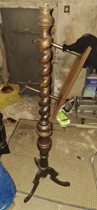 Stojak  na lampe pokojowa.