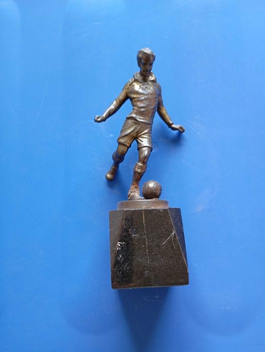 Estatueta de jogador de futebol.