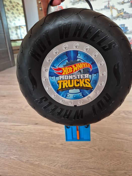 Ігровий набір Hot Wheels Трюки в шині Monster Trucks GVK48. 900 грн