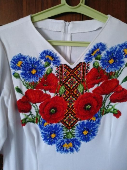 Плаття вишите бісером.