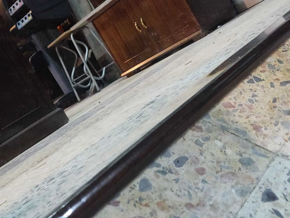 Espelho com moldura em madeira