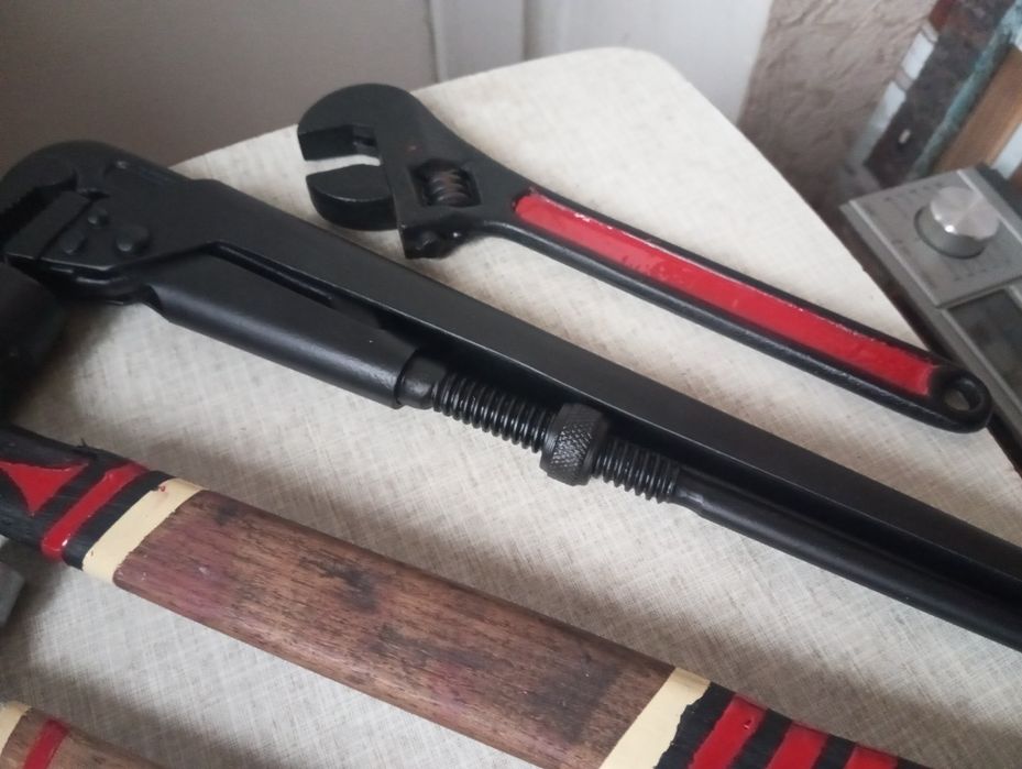 Газовый, трубный ключ,разводной,молоток.