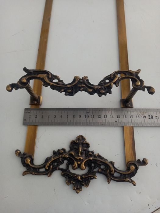 Suporte para pratos de latão.
