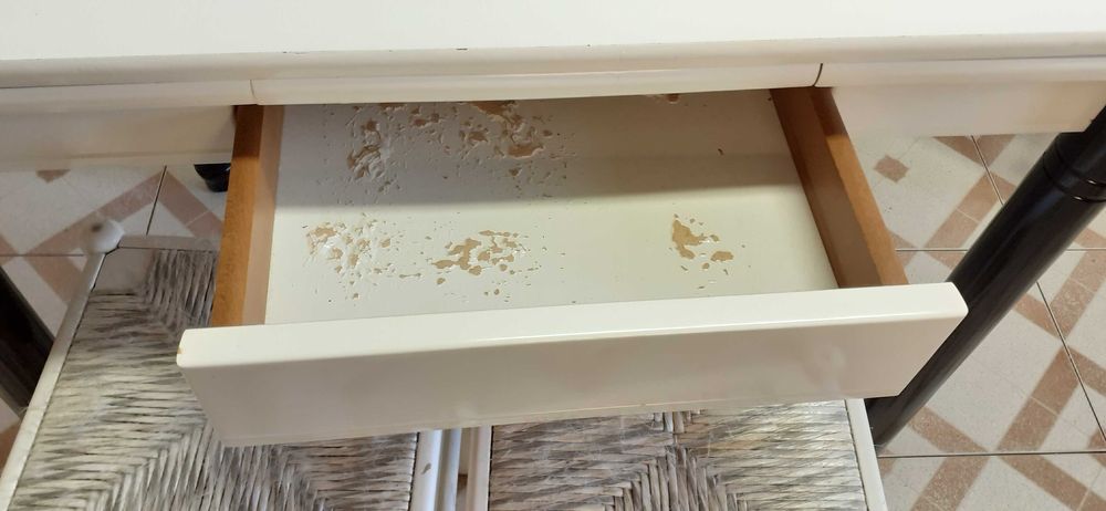 Mesa de cozinha com 2 cadeiras e 2 bancos